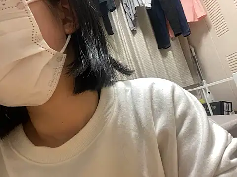 Snapshot of riri_riri_jp chatting on 11/26/25, 10:49 riri riri jp online show from 11/26/25, 10:49