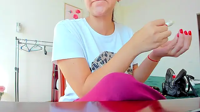 Snapshot of Tianiaa chatting on 09/18/25, 07:32 Tianiaa online show from 09/18/25, 07:32