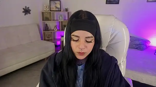 Nicole Foxx  online show from 10/25/25, 08:03