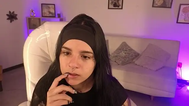 Nicole Foxx  online show from 11/20/25, 07:13