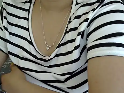 Snapshot of Shanaya1 chatting on 03/07/25, 08:34 Shanaya1 online show from 03/07/25, 08:34