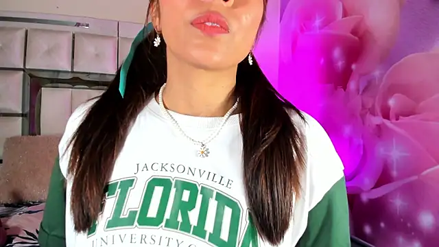 Snapshot of emili_clark chatting on 10/17/25, 04:37 emili clark online show from 10/17/25, 04:37