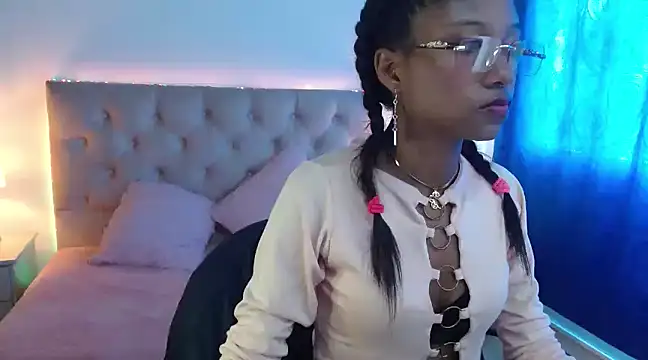 Snapshot of LITTLEDOLLHOT chatting on 02/06/25, 05:09 LITTLEDOLLHOT online show from 02/06/25, 05:09