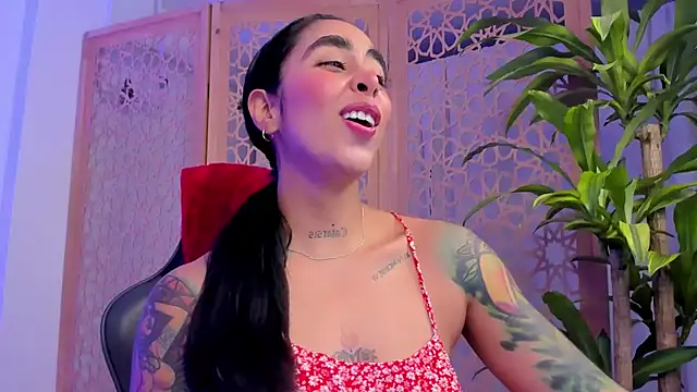 Snapshot of sophierooy22 chatting on 12/26/24, 10:09 sophierooy22 online show from 12/26/24, 10:09