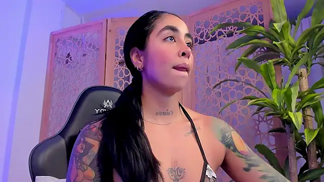 Snapshot of sophierooy22 chatting on 01/08/25, 04:11 sophierooy22 online show from 01/08/25, 04:11