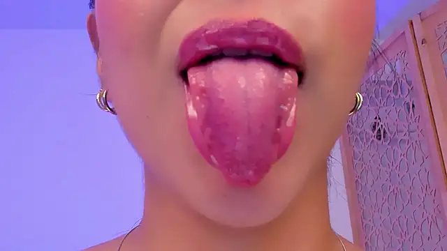 Snapshot of sophierooy22 chatting on 01/13/25, 08:04 sophierooy22 online show from 01/13/25, 08:04