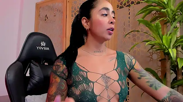 Snapshot of sophierooy22 chatting on 01/22/25, 01:53 sophierooy22 online show from 01/22/25, 01:53