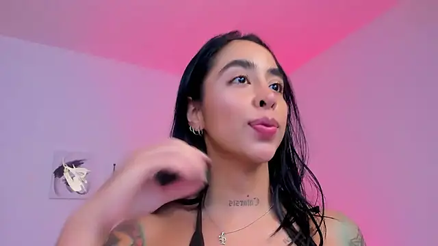 Snapshot of sophierooy22 chatting on 10/15/25, 01:11 sophierooy22 online show from 10/15/25, 01:11