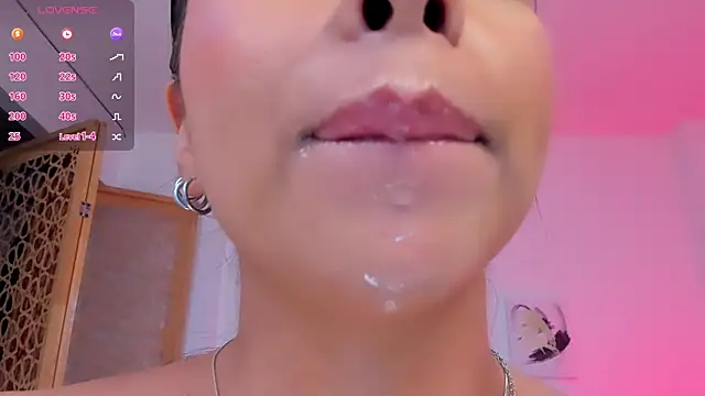 Snapshot of sophierooy22 chatting on 10/16/25, 01:17 sophierooy22 online show from 10/16/25, 01:17