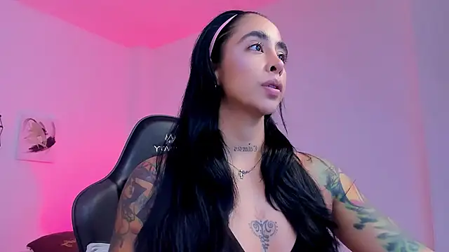 Snapshot of sophierooy22 chatting on 10/19/25, 02:07 sophierooy22 online show from 10/19/25, 02:07