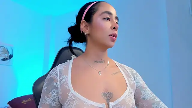 Snapshot of sophierooy22 chatting on 10/23/25, 06:06 sophierooy22 online show from 10/23/25, 06:06