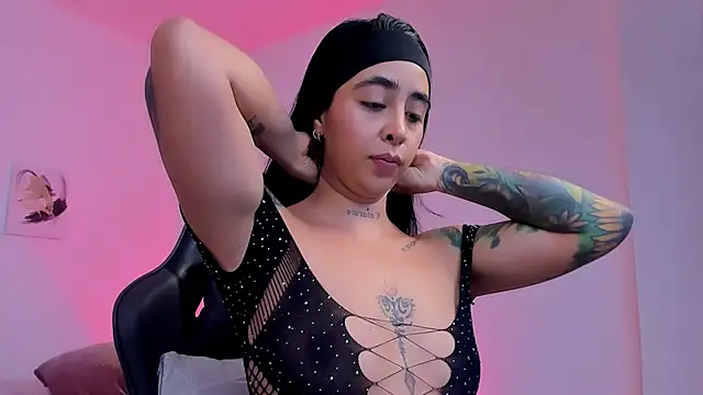 Snapshot of sophierooy22 chatting on 11/03/25, 02:18 sophierooy22 online show from 11/03/25, 02:18