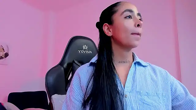 Snapshot of sophierooy22 chatting on 11/13/25, 08:30 sophierooy22 online show from 11/13/25, 08:30