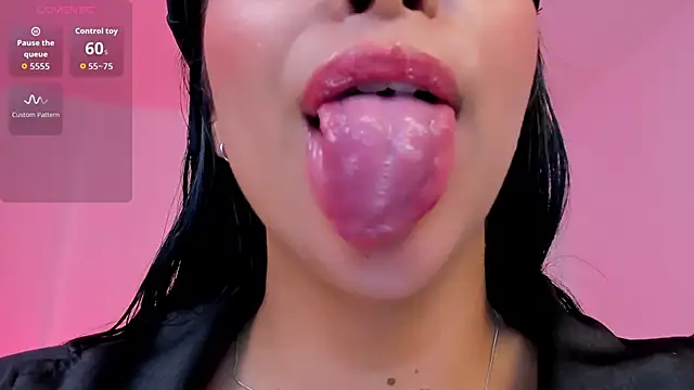 Snapshot of sophierooy22 chatting on 11/18/25, 05:17 sophierooy22 online show from 11/18/25, 05:17