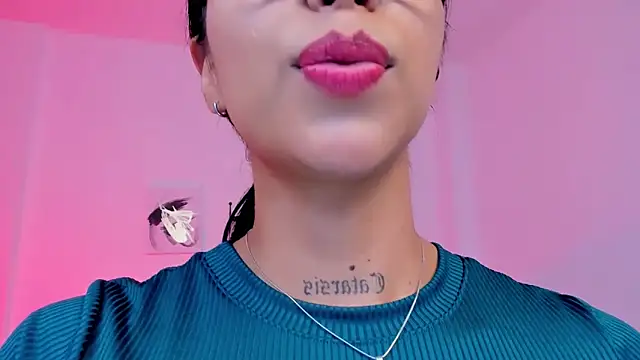 Snapshot of sophierooy22 chatting on 11/19/25, 03:45 sophierooy22 online show from 11/19/25, 03:45