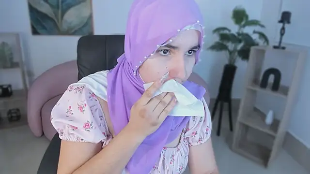 Snapshot of Ayha_khalaf chatting on 10/16/25, 01:17 Ayha khalaf online show from 10/16/25, 01:17