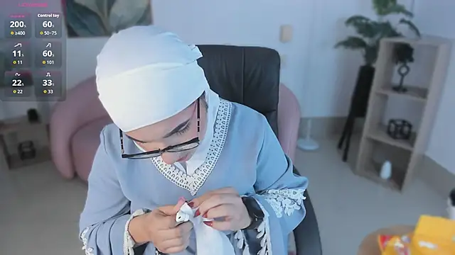 Snapshot of Ayha_khalaf chatting on 11/06/25, 01:17 Ayha khalaf online show from 11/06/25, 01:17