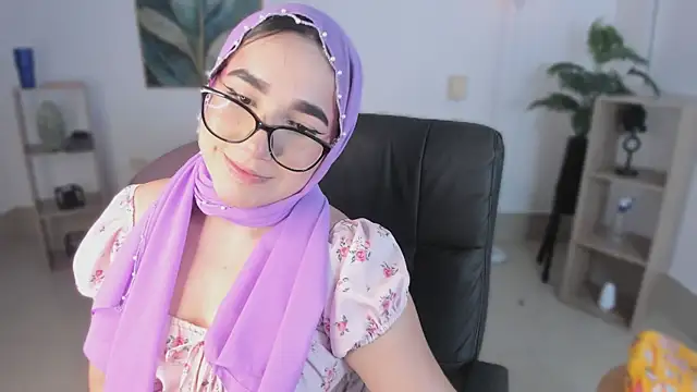 Snapshot of Ayha_khalaf chatting on 11/10/25, 01:04 Ayha khalaf online show from 11/10/25, 01:04