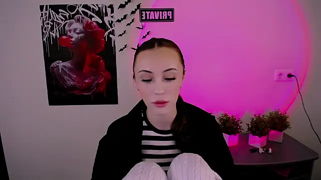 Snapshot of Nikonara_Love chatting on 03/12/25, 02:45 Nikonara Love online show from 03/12/25, 02:45