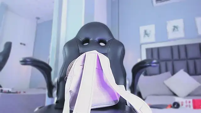 Raven jade  online show from 10/30/25, 07:58