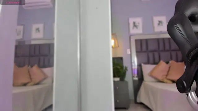 Raven jade  online show from 11/18/25, 07:18