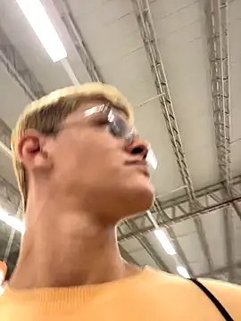 Snapshot of izan_20 chatting on 11/13/25, 11:14 izan 20 online show from 11/13/25, 11:14