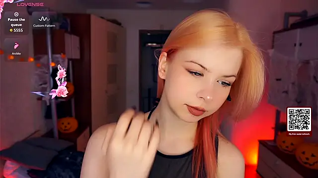 LynetHakes online show from 10/10/25, 04:22