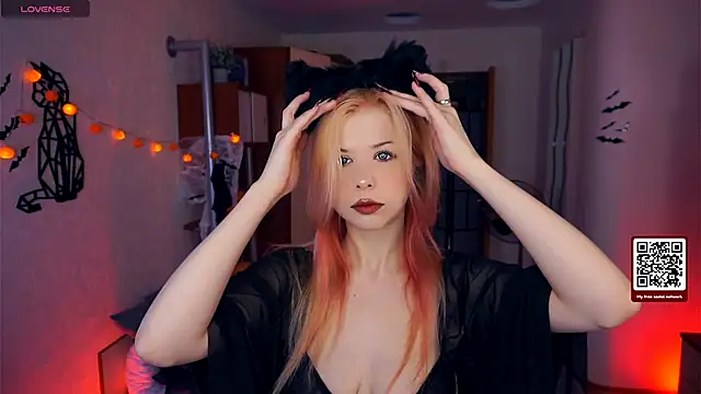 LynetHakes online show from 10/13/25, 04:12