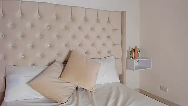 Snapshot of bella_bloomg chatting on 02/14/25, 11:20 bella bloomg online show from 02/14/25, 11:20