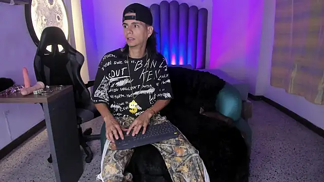 Snapshot of Martshall09 chatting on 11/06/25, 10:10 Martshall09 online show from 11/06/25, 10:10