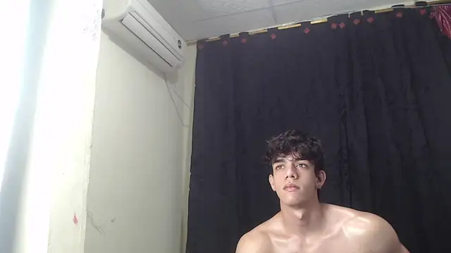 Snapshot of HENRY_SENNI chatting on 02/07/25, 04:14 HENRY SENNI online show from 02/07/25, 04:14