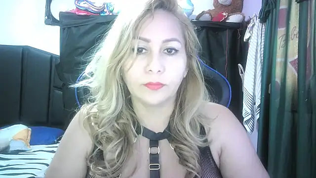 Snapshot of mariana0x chatting on 10/26/25, 12:33 mariana0x online show from 10/26/25, 12:33
