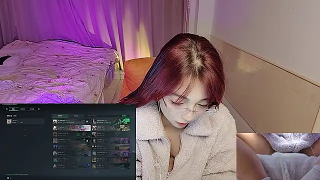 Snapshot of Song_99 chatting on 10/27/25, 01:37 Song 99 online show from 10/27/25, 01:37