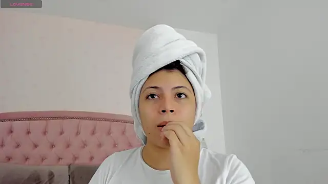 Kendall  Fox online show from 10/18/25, 06:05