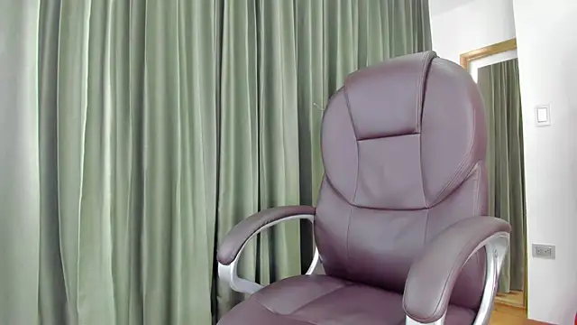 Snapshot of Tombarden chatting on 03/18/25, 06:59 Tombarden online show from 03/18/25, 06:59