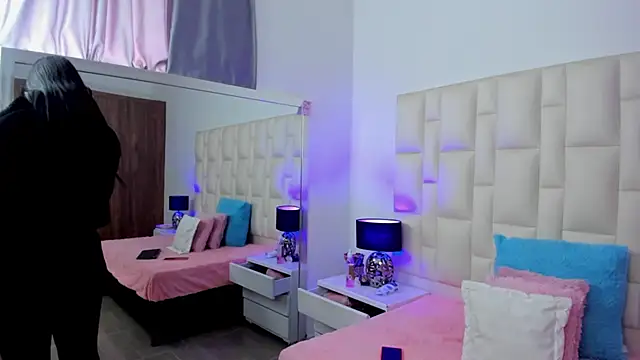 Ariana rouse online show from 11/12/25, 04:29