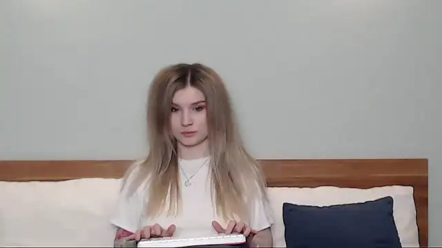 Snapshot of Chloe_Addison chatting on 01/27/25, 06:19 Chloe Addison online show from 01/27/25, 06:19