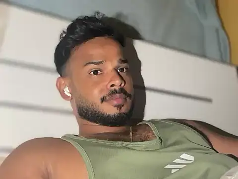 Snapshot of pine_lucas chatting on 11/23/25, 09:03 pine lucas online show from 11/23/25, 09:03