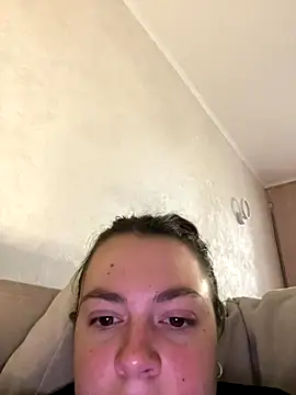 Snapshot of DearAlise chatting on 10/15/25, 10:04 DearAlise online show from 10/15/25, 10:04