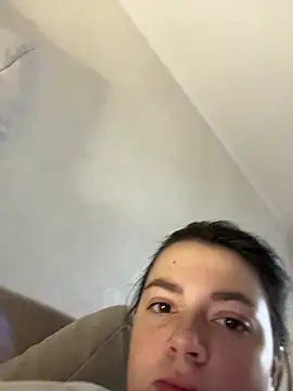 Snapshot of DearAlise chatting on 10/30/25, 08:16 DearAlise online show from 10/30/25, 08:16