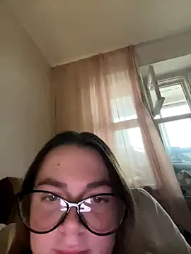 Snapshot of DearAlise chatting on 11/17/25, 10:10 DearAlise online show from 11/17/25, 10:10