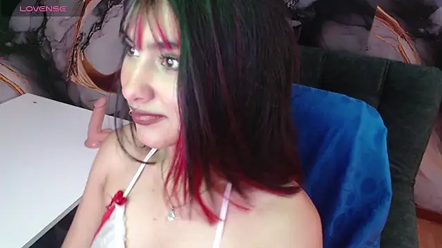Snapshot of emily_fox_3 chatting on 03/13/25, 02:44 emily fox 3 online show from 03/13/25, 02:44