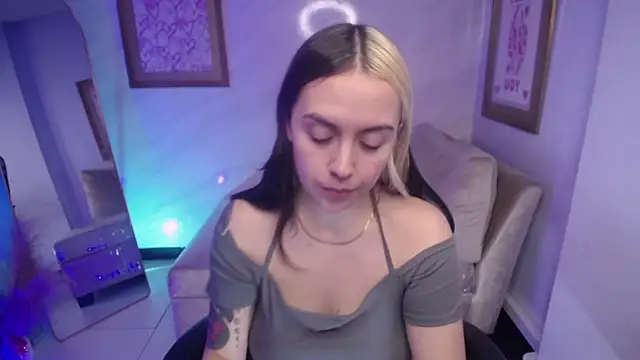 Hela v online show from 09/11/25, 07:25