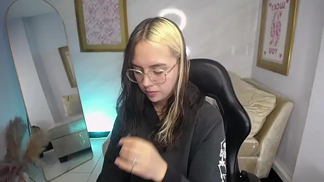 Hela v online show from 09/20/25, 01:12