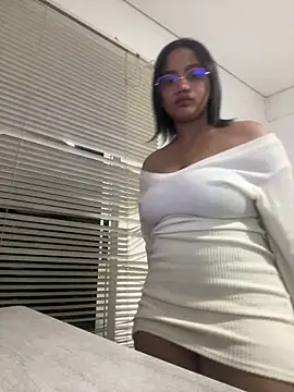 Snapshot of my_cam chatting on 03/09/25, 12:10 my cam online show from 03/09/25, 12:10