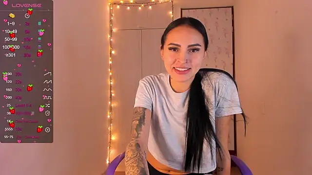 Snapshot of Little__Linda chatting on 02/11/25, 12:28 Little Linda online show from 02/11/25, 12:28