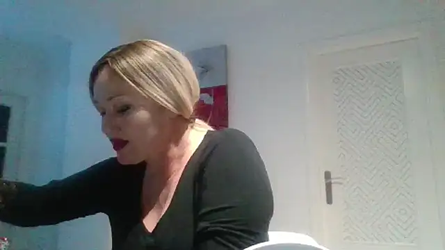 Snapshot of Luzia-Sal chatting on 01/27/25, 09:33 Luzia-Sal online show from 01/27/25, 09:33