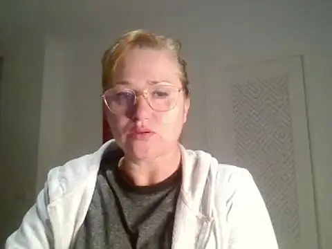 Snapshot of Luzia-Sal chatting on 02/12/25, 09:01 Luzia-Sal online show from 02/12/25, 09:01
