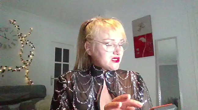 Snapshot of Luzia-Sal chatting on 02/13/25, 11:15 Luzia-Sal online show from 02/13/25, 11:15