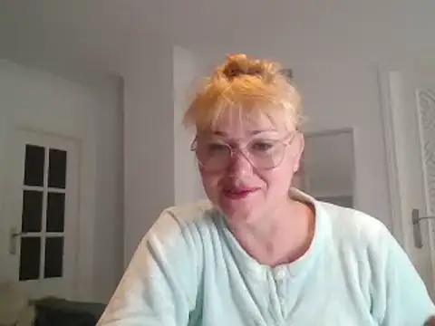 Snapshot of Luzia-Sal chatting on 02/14/25, 08:52 Luzia-Sal online show from 02/14/25, 08:52